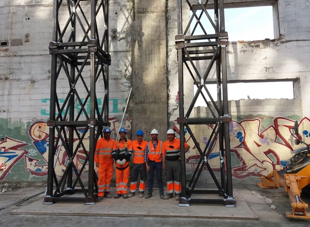 Equipo de Cimentia junto a las torres de apeo de la nave