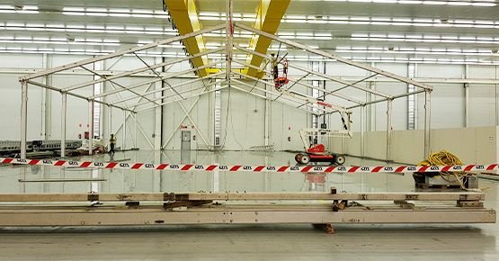 Montaje de estructura metálica dentro de una nave industrial