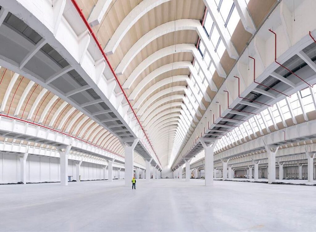 Nave de bóvedas rehabilitada por Cimentia, con la estructura pintada de blanco