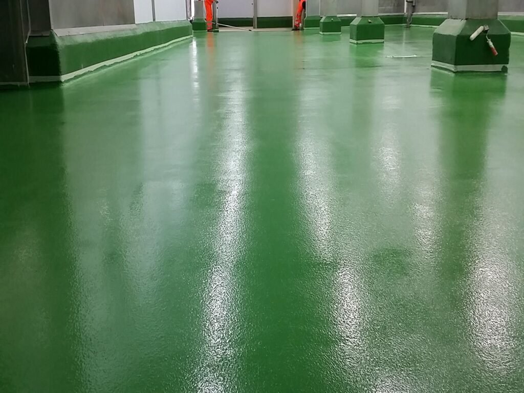 Pavimento de resina verde recién aplicado en un aparcamiento