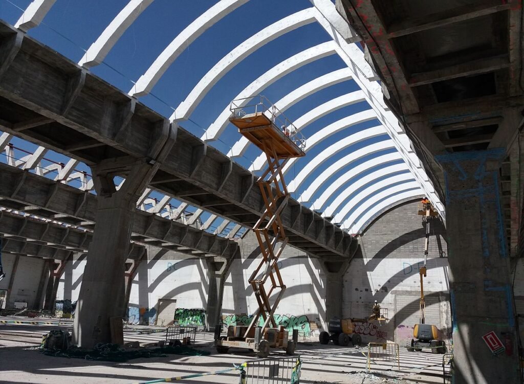 Plataforma elevadora trabajando bajo las bóvedas de la nave